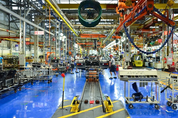 Mercedes-Benz abre 330 vagas em fábricas de caminhões no Brasil