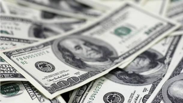 Dólar sobe 1,34% e volta a superar R$ 4 por cautela com eleições