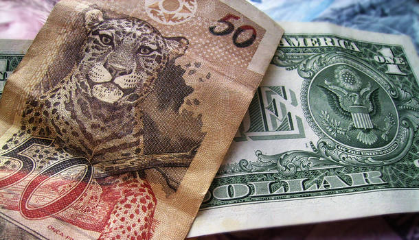Com guerra comercial, dólar sobe 1,91% e fecha em R$ 3,87