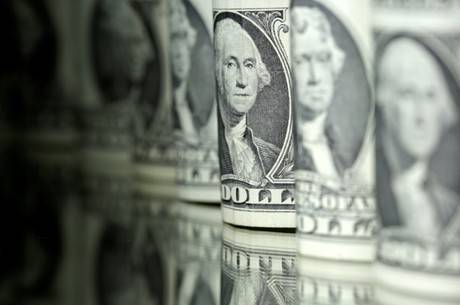 Dólar sobe 1,5%, encosta em R$ 4,15 e atinge 2º maior valor da história